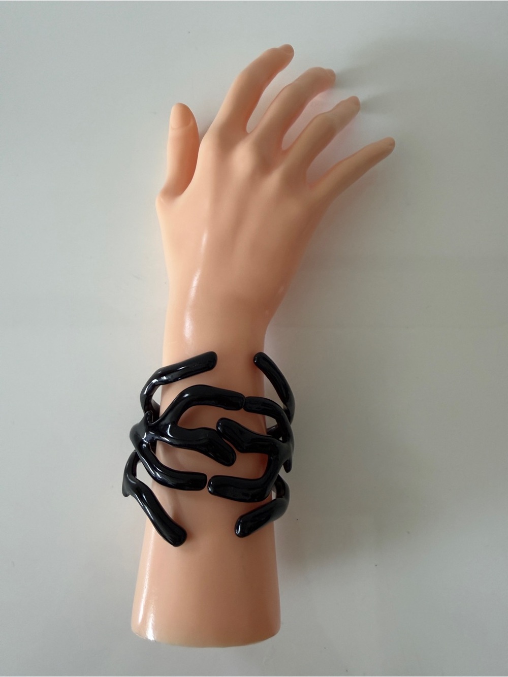 ANGELA CAPUTI Hinged Resin Coral Bracelet Bangle Bracelet - Black